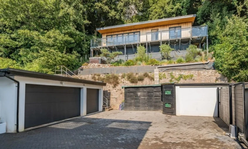 dtiveway up to cabin